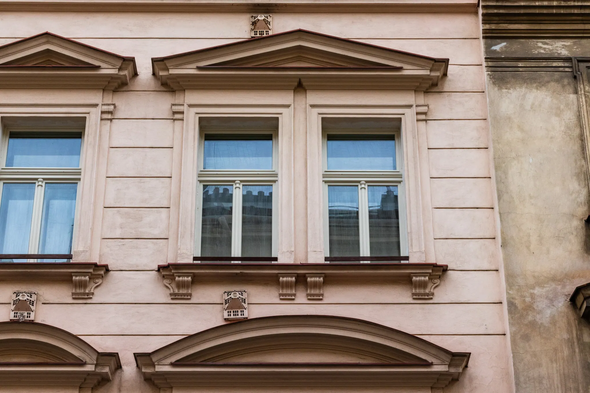 Repliky oken s nadokenními římsami - Slezská 94, Praha 3