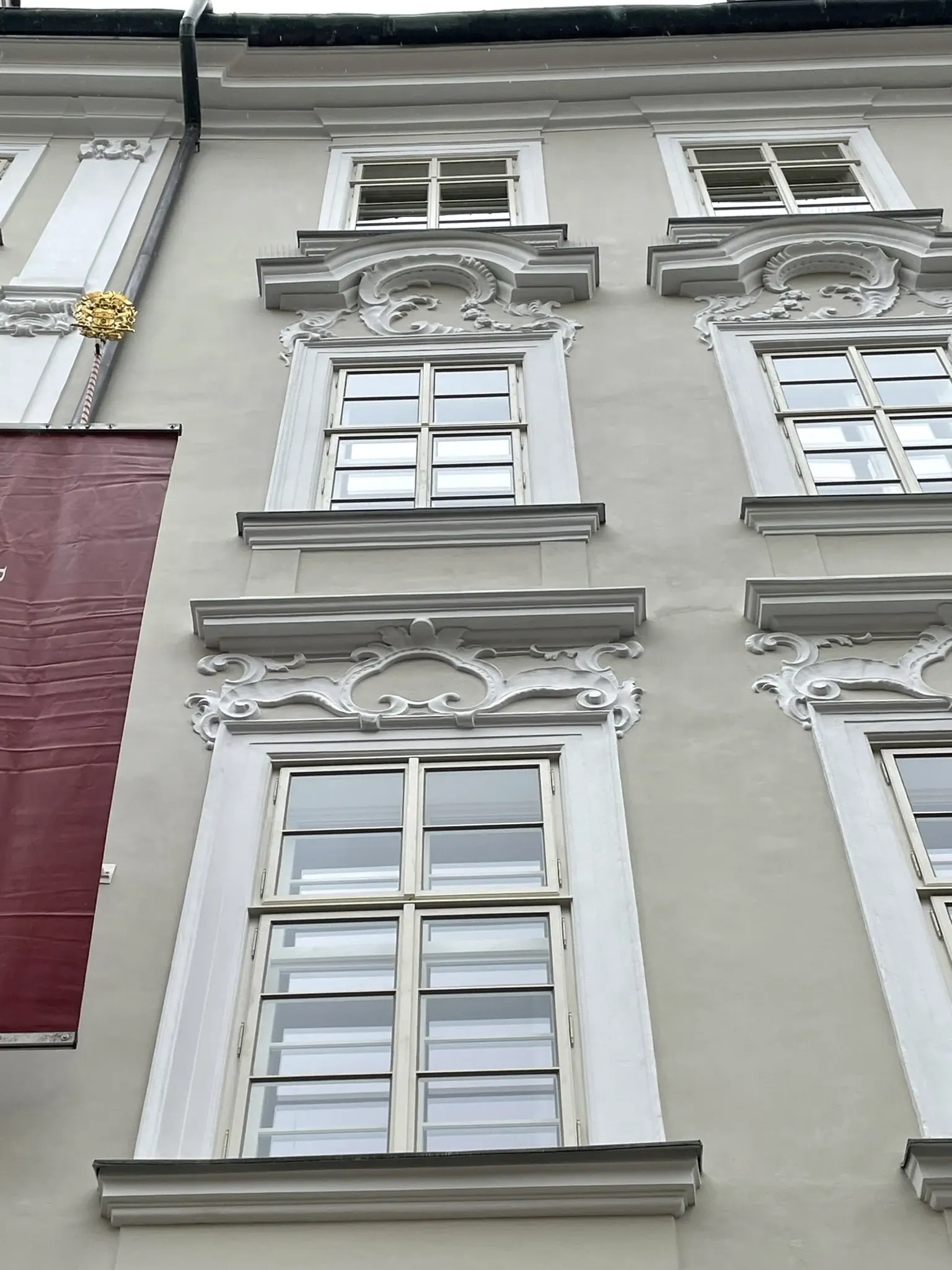 Okna s rokokovou štukou - detail - Malé náměstí 11, Praha 1