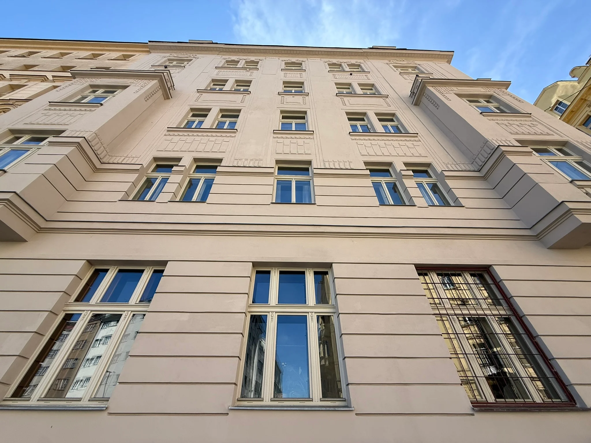Špaletová okna na uličním průčelí domu Haškova 16, Praha 7.