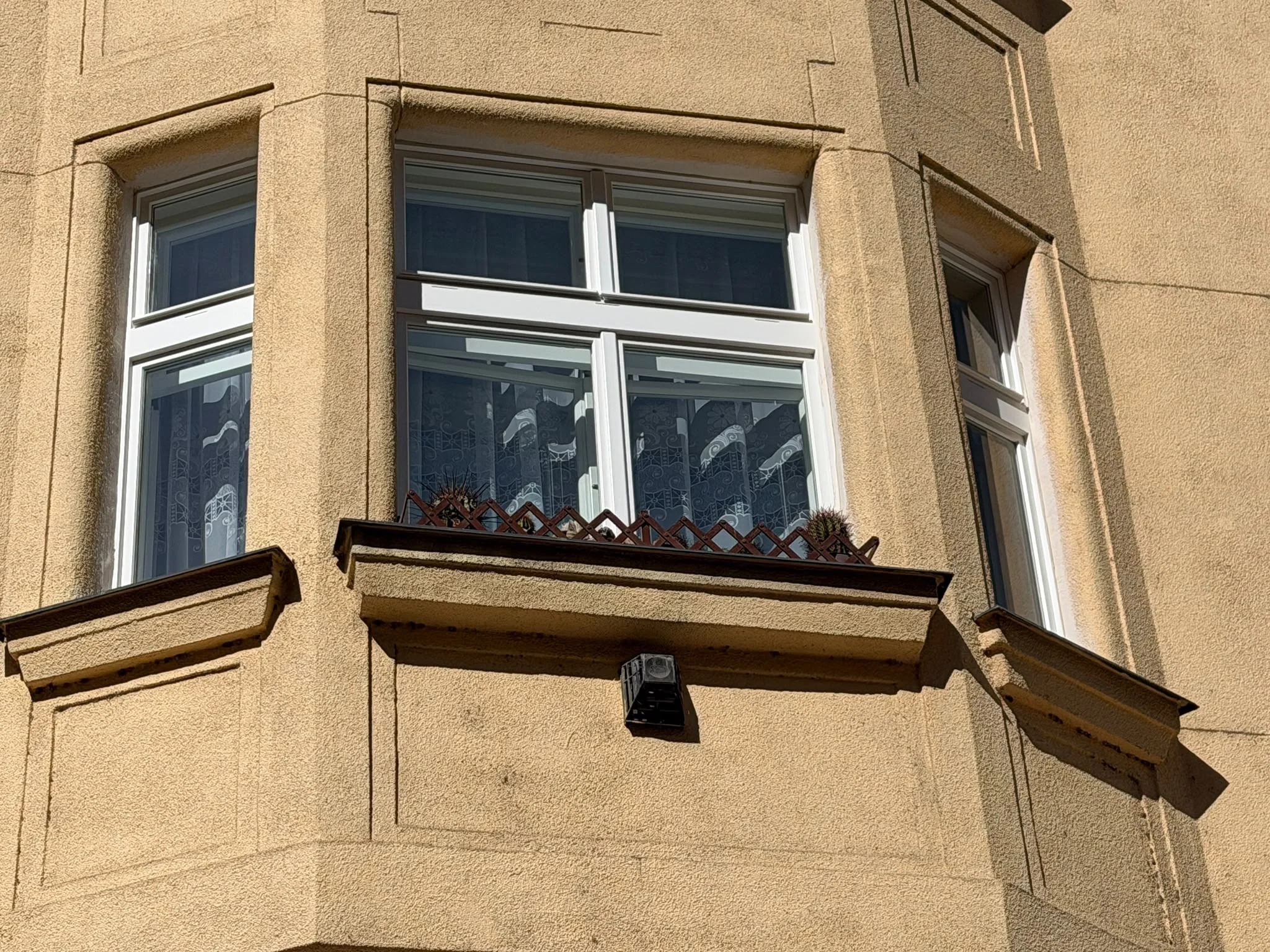 Světlá okna s nadsvětlíky ve třech stěnách arkýře domu Ladova 2044/3 v Praze 2.