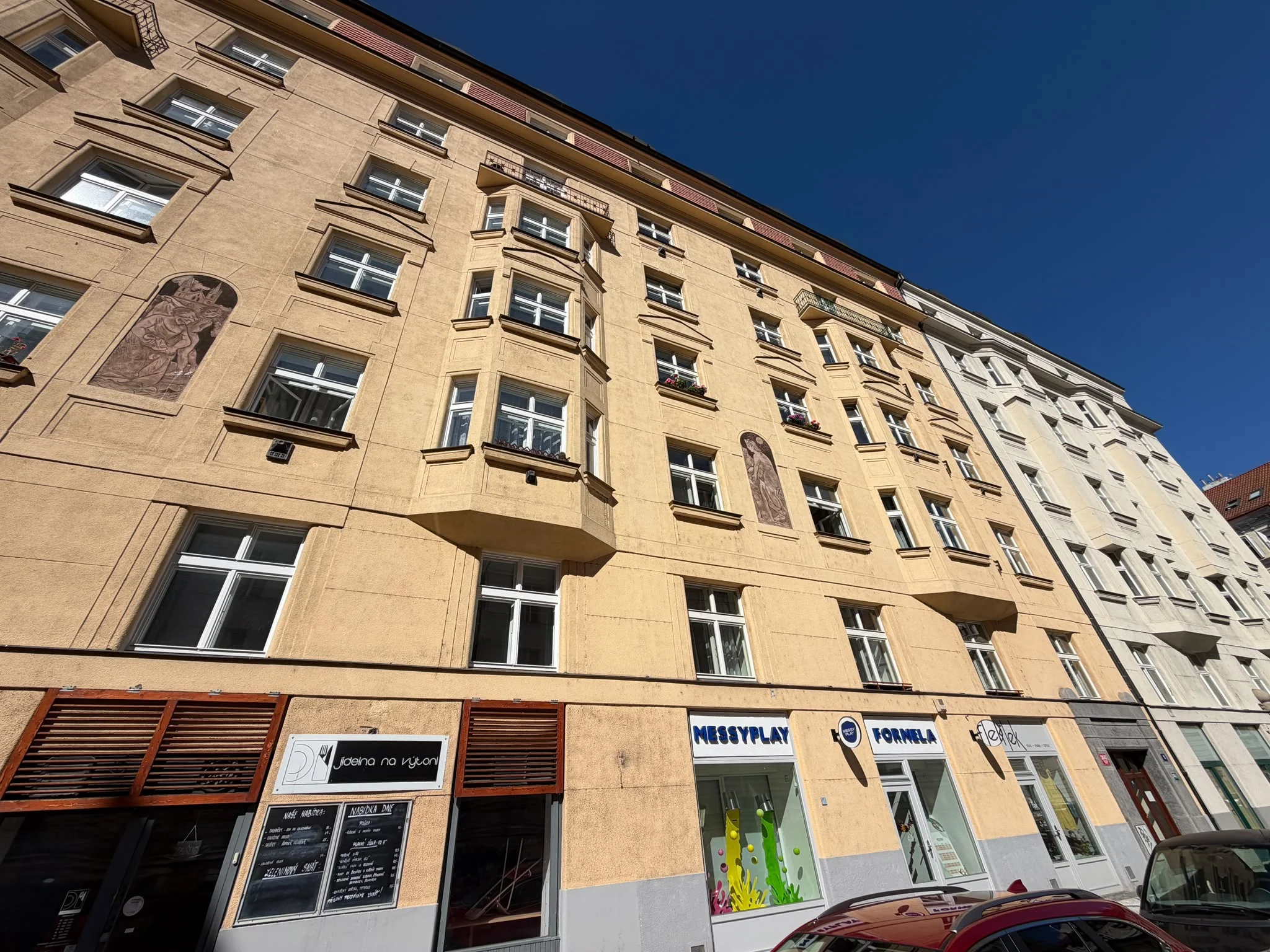 Šikmý pohled na členitou fasádu s arkýři a světlými okny, Ladova 2044/3, Praha 2.