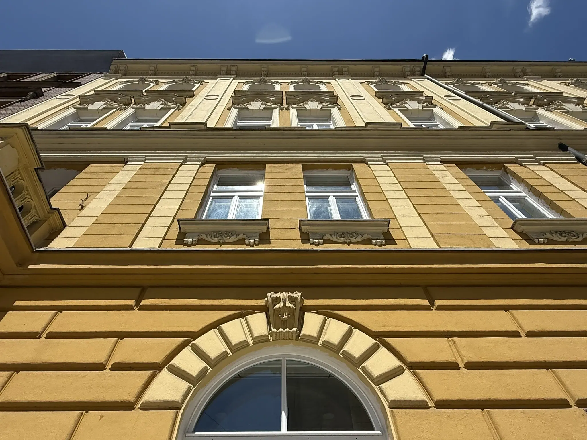 Uliční fasáda s novými okny - Na Bělidle 8, Praha 5