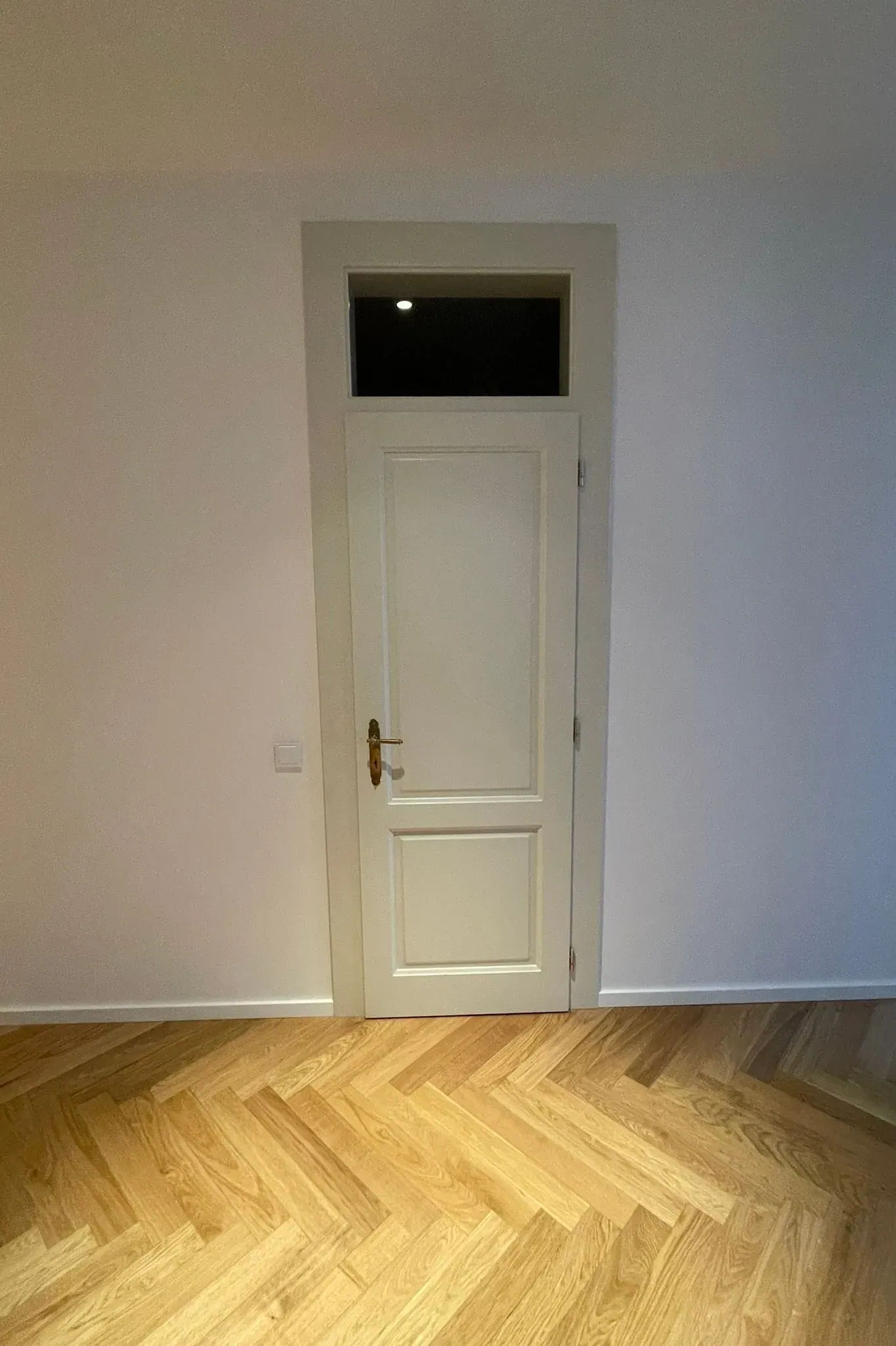 Bílé dveře s výklopným okénkem