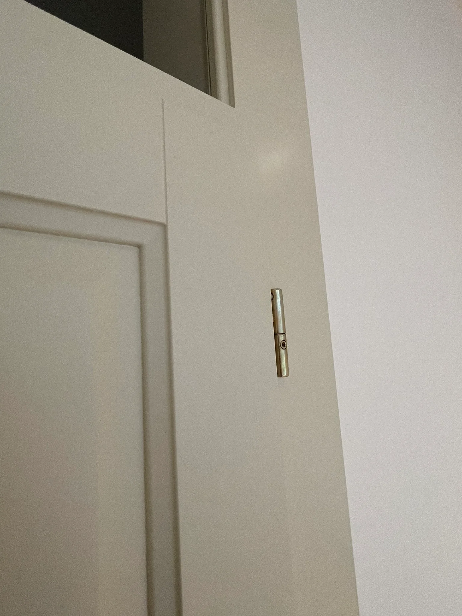 Bílé interiérové dveře s kovovým madlem