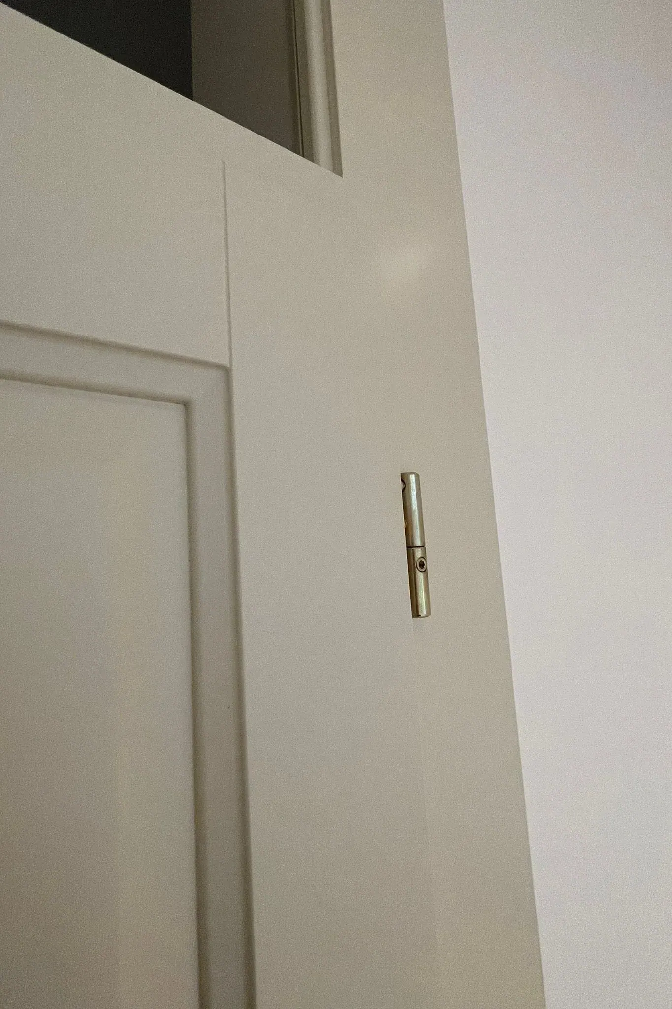 Bílé interiérové dveře s kovovým madlem