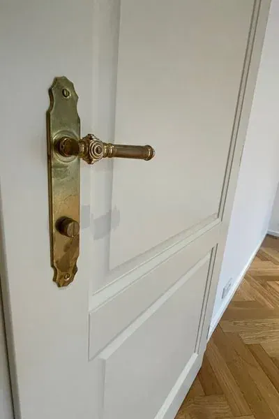 Bílé interiérové dveře s mosaznou klikou
