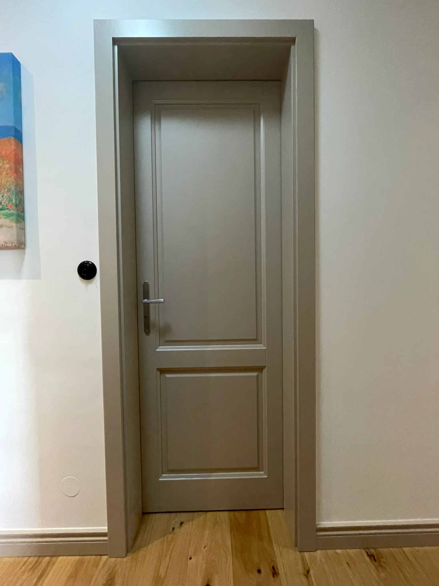 Šedé dřevěné interiérové dveře s obloženým křídlem