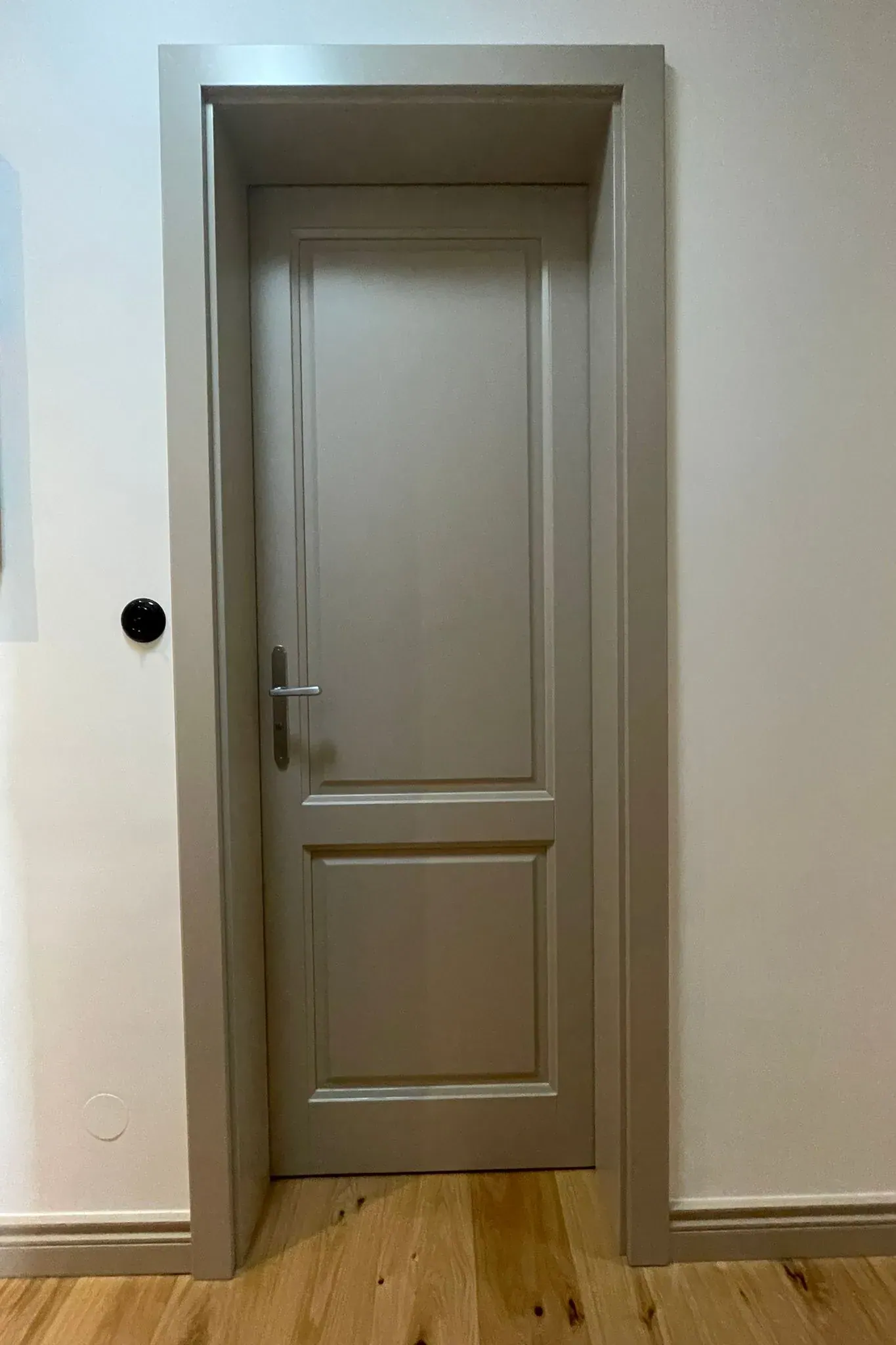 Šedé dřevěné interiérové dveře s obloženým křídlem