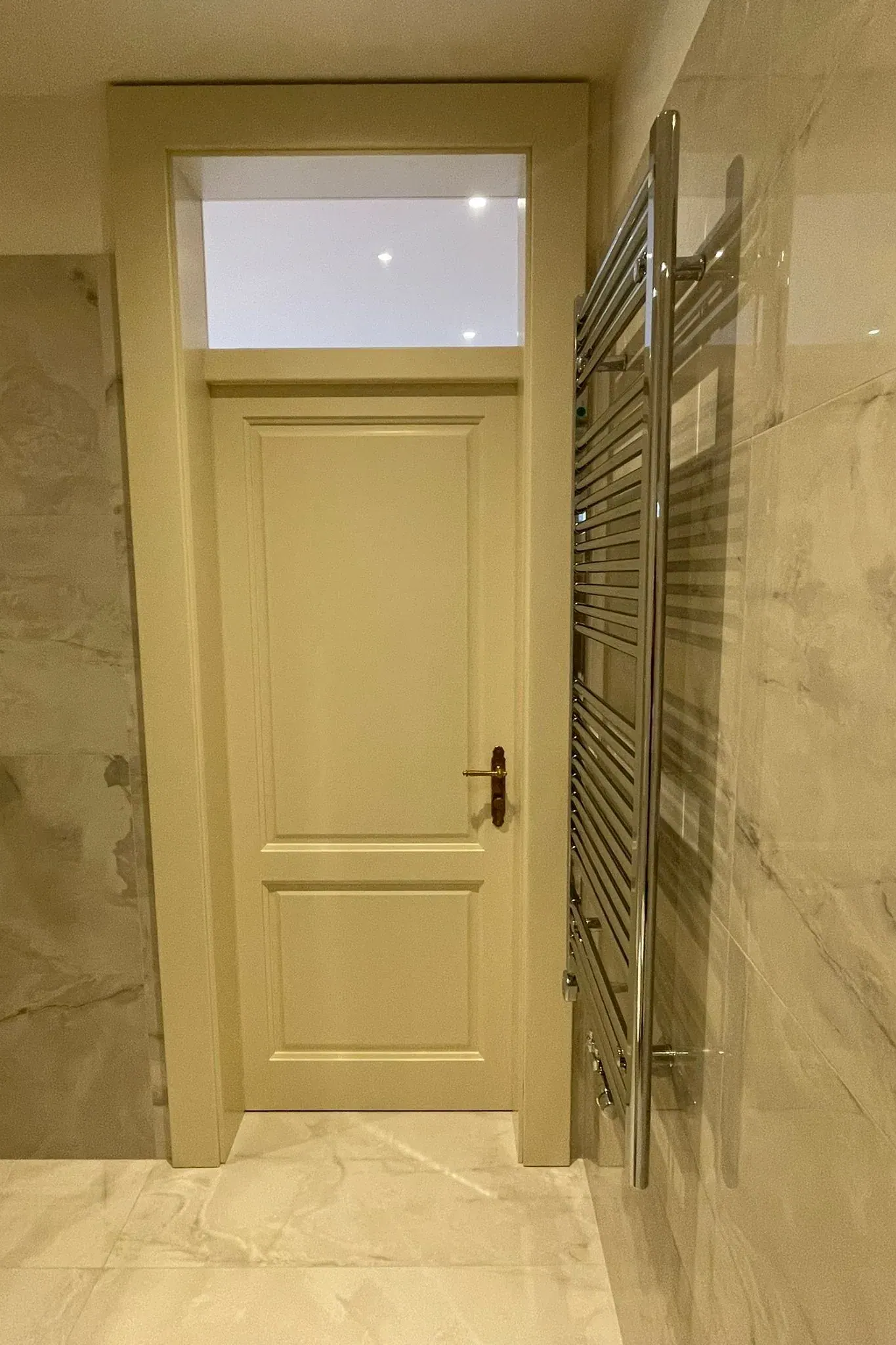 Světlé dřevěné interiérové dveře s horním sklem