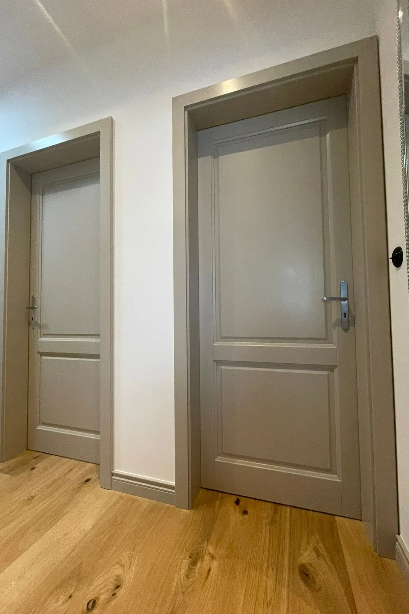 Světle šedé interiérové dveře z masivu