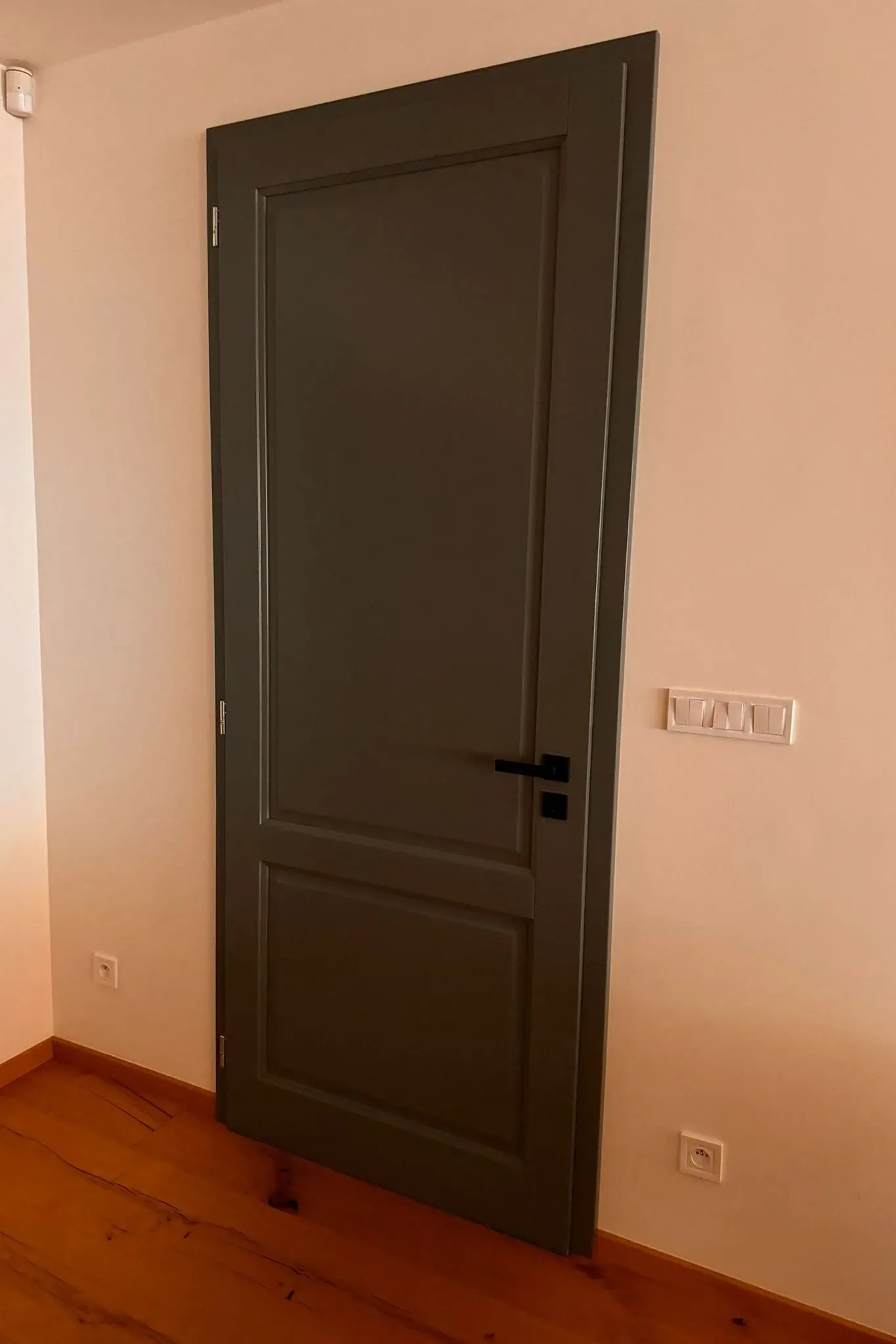 Tmavě šedé interiérové dveře